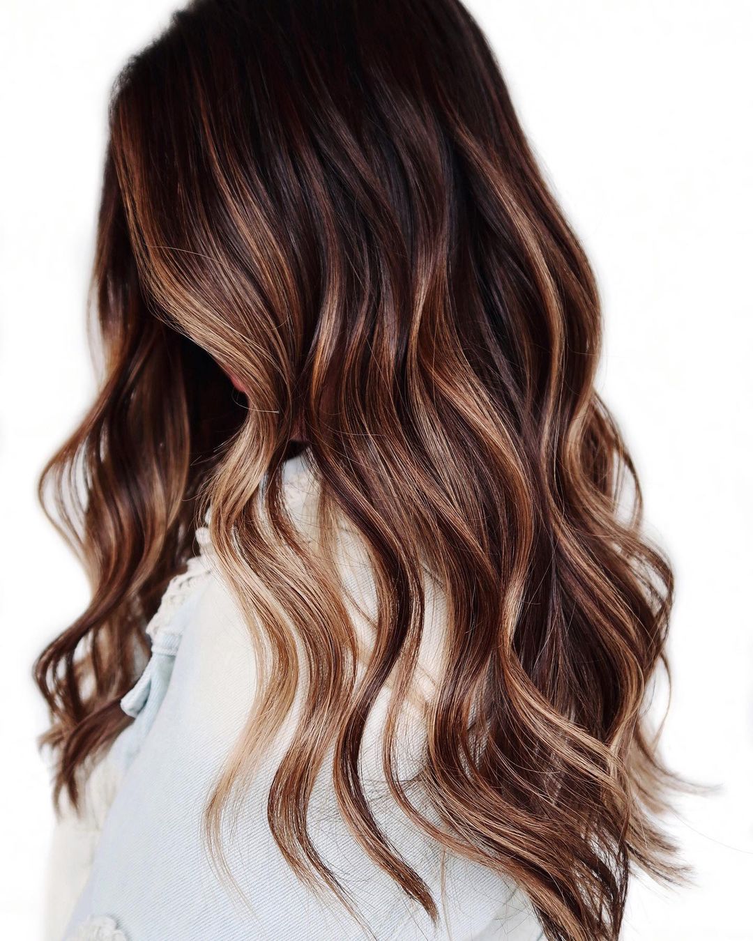 High-Contrast Caramel and Blonde Highlights