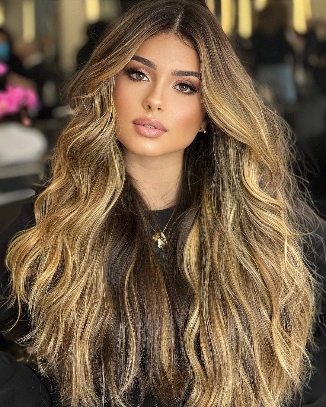 Eye-Catching Golden Blonde Face-Framing Balayage